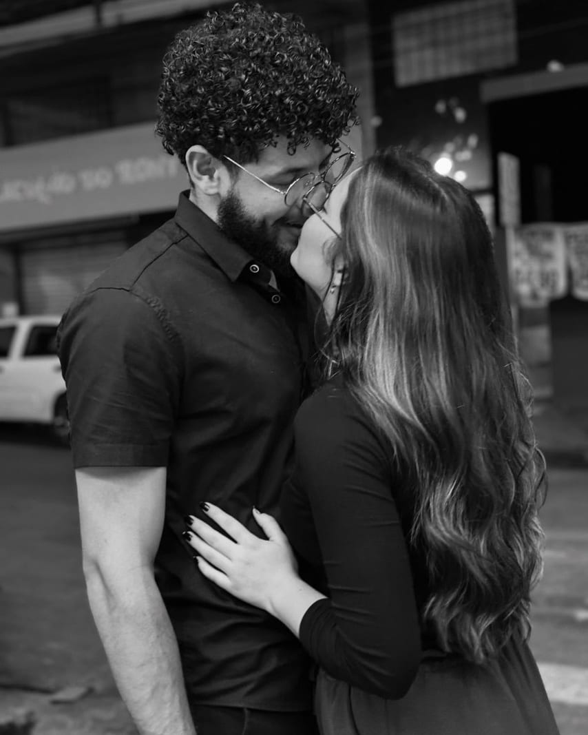 Daniel e Renanda em momento íntimo, quase beijando